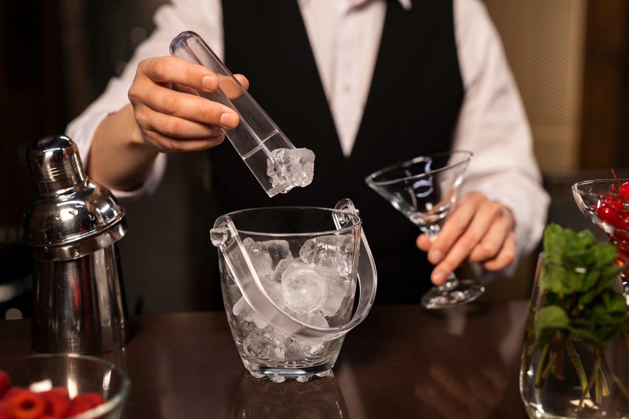 bartender drinks preparation